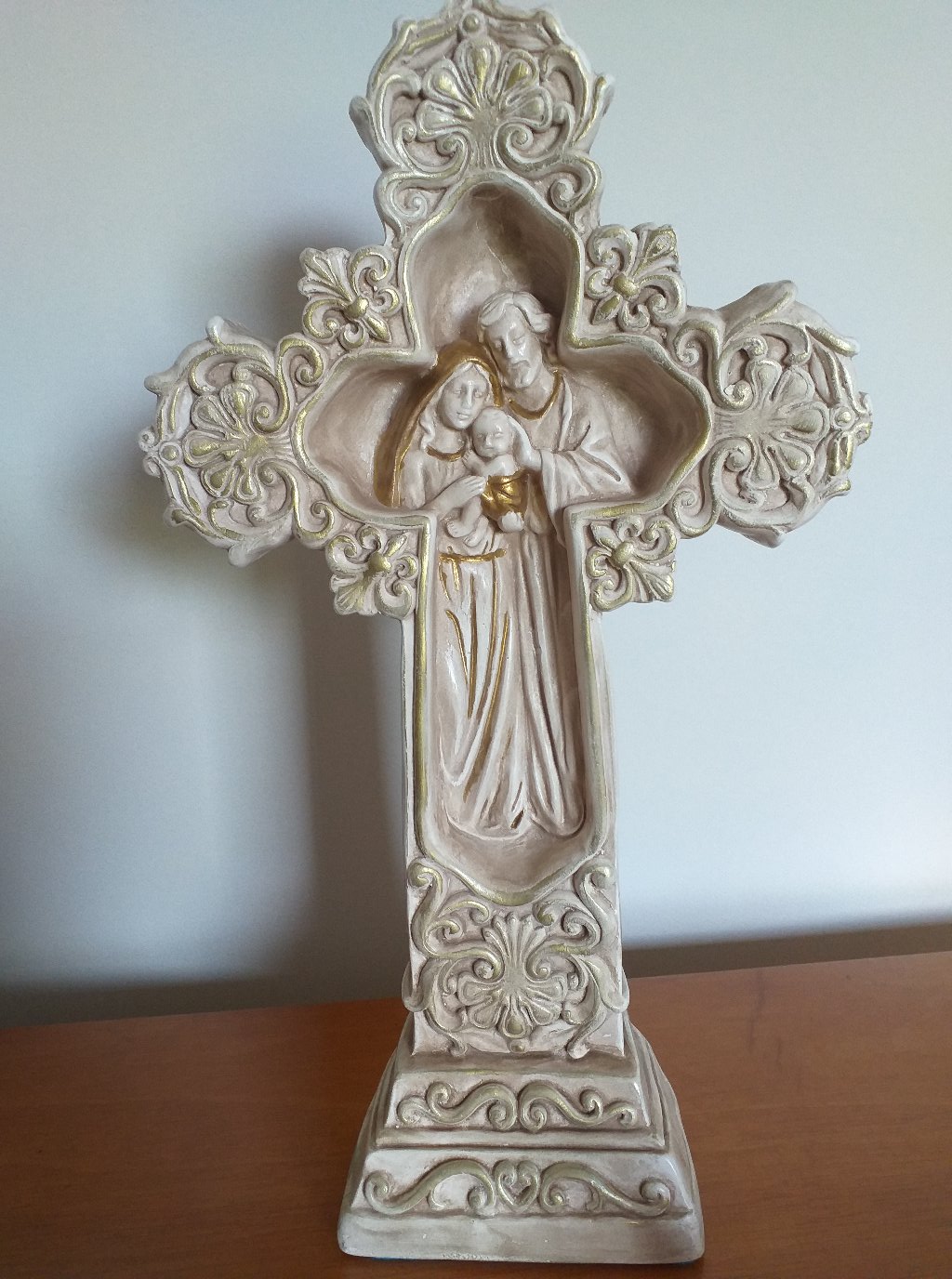Kit Crucifixo Vazado 3,8 X 2,7CM e Entremeio Sagrada Família